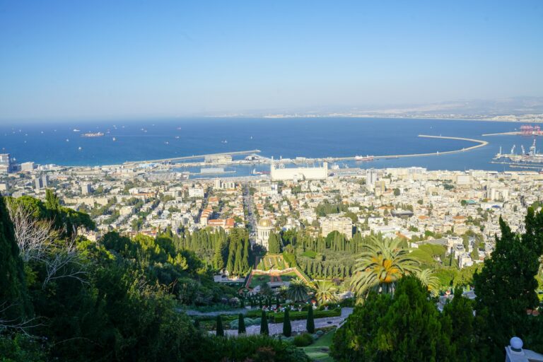 נוף פנורמי של מפרץ חיפה והקריות