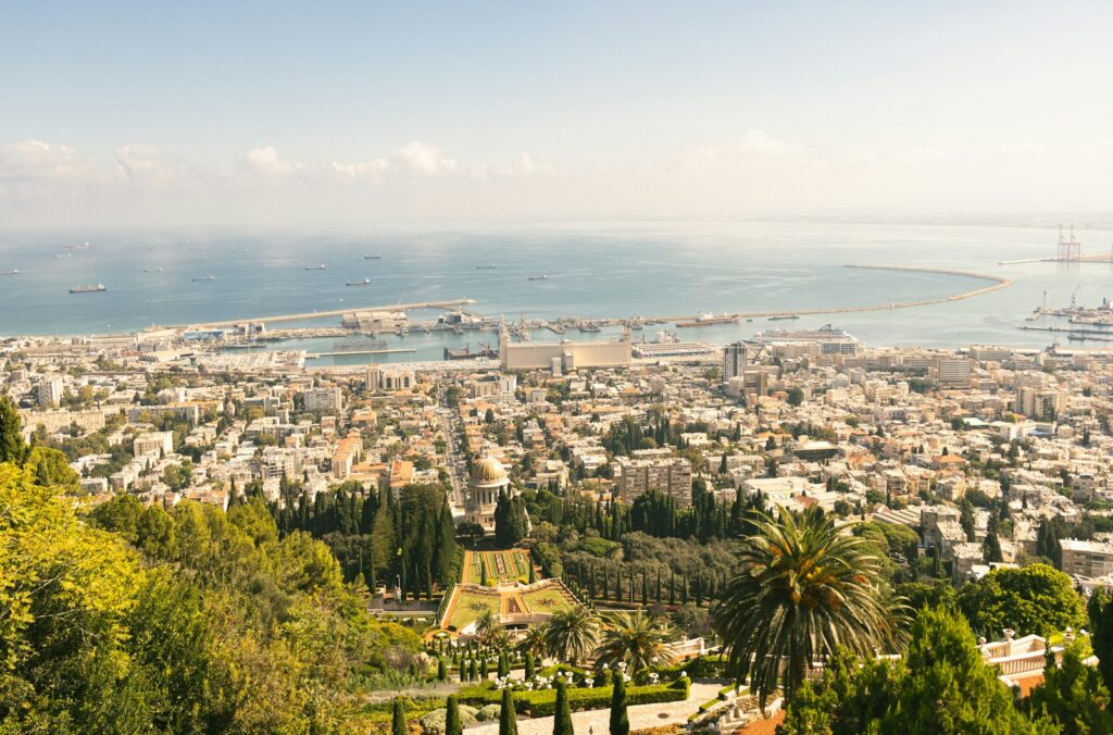 נוף של חיפה והנמל מלמעלה – איתור חייבים בחיפה והצפון