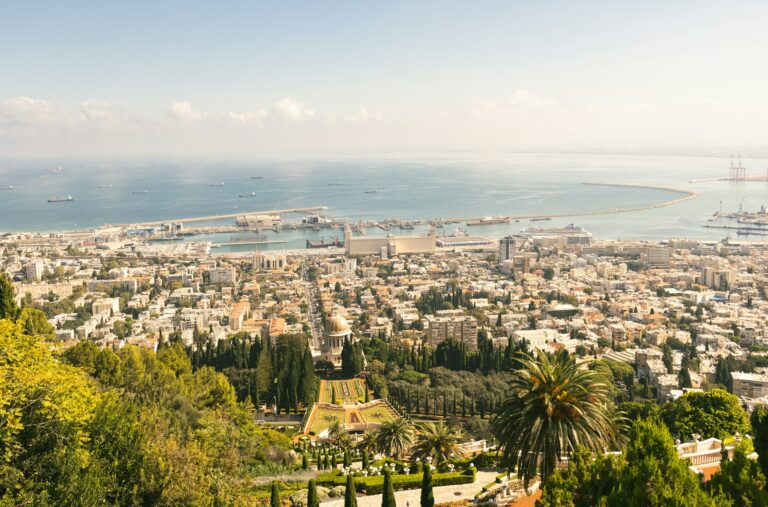 נוף של חיפה והנמל מלמעלה – איתור חייבים בחיפה והצפון